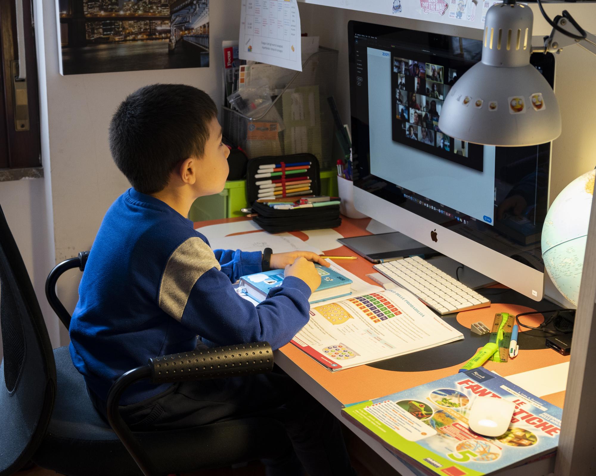 Діти за кордоном можуть вчитися в українських школах онлайн: куди подавати документи